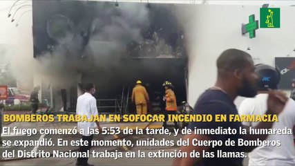 Bomberos trabajan en sofocar fuego en farmacia