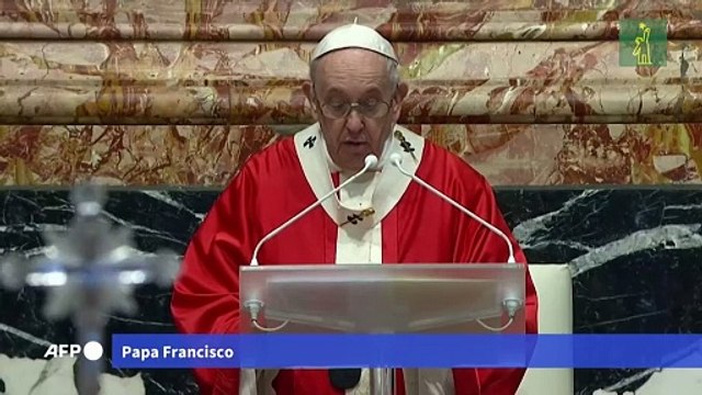 El papa celebra la misa del Domingo de Ramos en presencia de unos pocos fieles