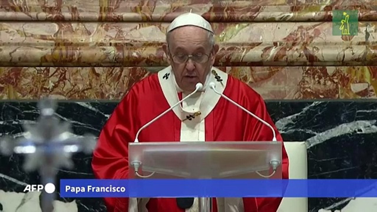 El papa celebra la misa del Domingo de Ramos en presencia de unos pocos fieles