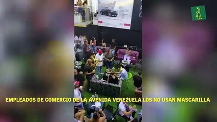 Los empleados del negocio Black Shisha Lounge no usan mascarillas