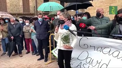 Familiares y amigos guardan un minuto de silencio en recuerdo de Beriain.