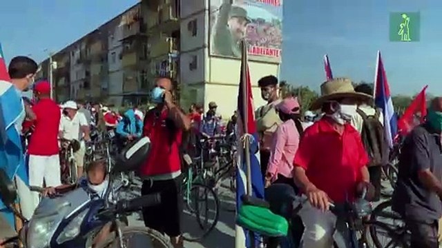 En bicicleta, moto o caballo, miles de cubanos desfilan contra el embargo