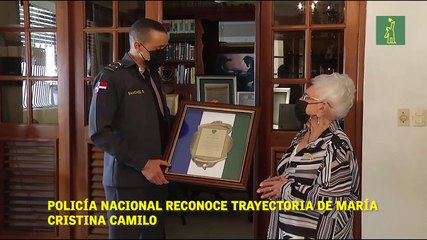 Policía Nacional reconoce trayectoria de María Cristina Camilo.