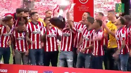 El Atlético de Madrid levanta la copa de campeón de Liga