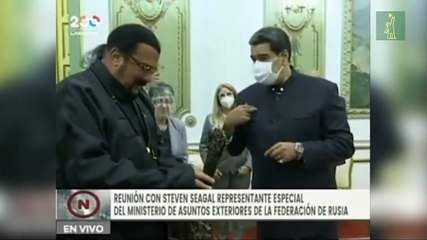 Maduro maniobra una espada samurái que le regala el actor Steven Seagal