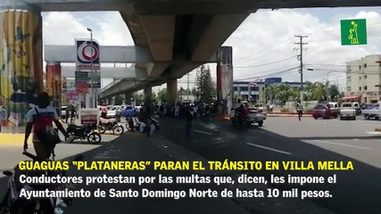 Guaguas “plataneras” paran el tránsito en Villa Mella en una protesta.
