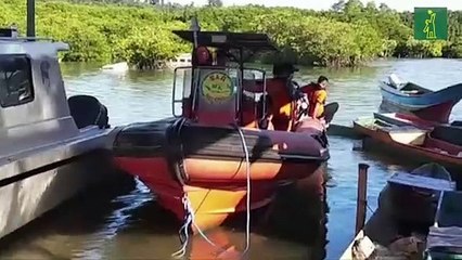 Rescatan a 95 personas de un barco de pasajeros en llamas en Indonesia