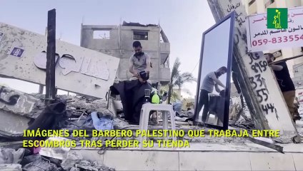 Imágenes del barbero palestino que trabaja entre escombros tras perder su tienda