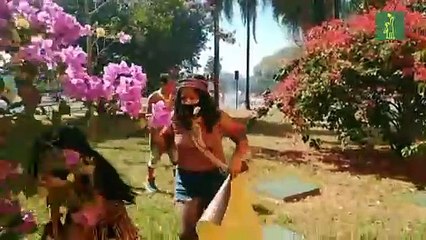 Indígenas y policías chocan, con flechas y gases, frente al Congreso en Brasilia