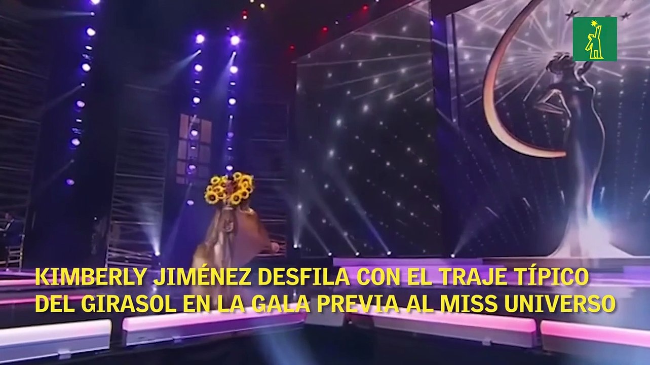 Kimberly Jiménez desfila con el traje típico del girasol en la gala previa al Miss Universo