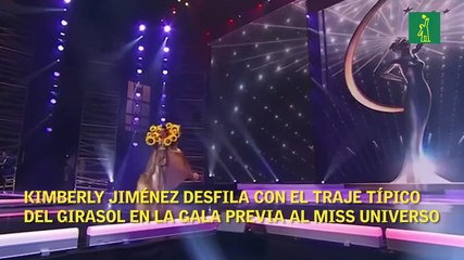 Kimberly Jiménez desfila con el traje típico del girasol en la gala previa al Miss Universo