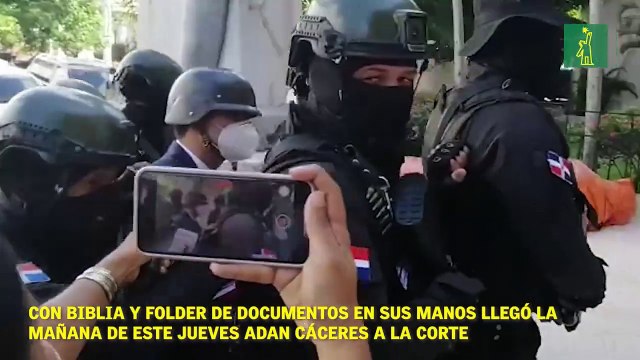 Con biblia y folder de documentos en sus manos llegó la mañana de este jueves Adan Cáceres a la Corte.
