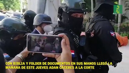 Con biblia y folder de documentos en sus manos llegó la  mañana de este jueves Adan Cáceres a la Corte.