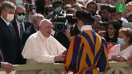 El papa desayunó, leyó la prensa y ya empezó a caminar tras su operación de colon