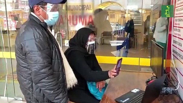 Cabina de videollamadas acerca a pacientes de COVID con sus familiares en Bolivia