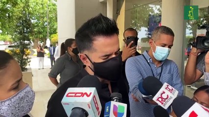 Manny Cruz llega a la funeraria para dar el pésame a la familia Ventura