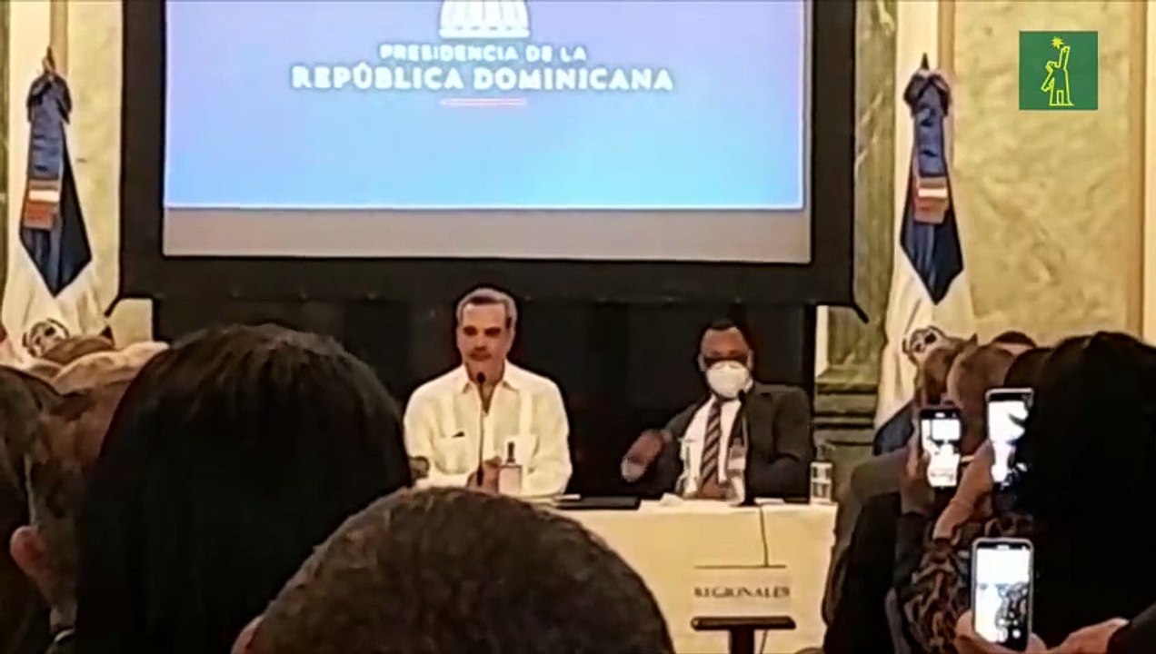 Abinader les ruega a las microempresas a organizarse en cooperativas