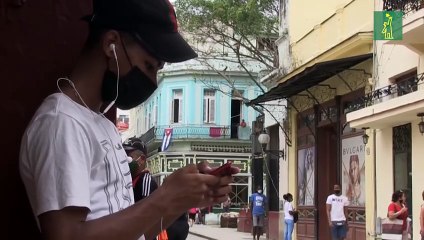 Biden estudia restaurar internet en Cuba y le ofrece vacunas