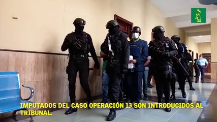 Imputados del caso Operación 13 son introducidos al tribunal.