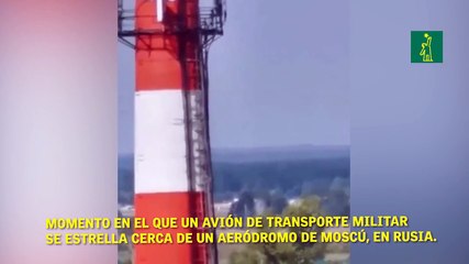 Momento en el que un avión de transporte militar se estrella cerca de un aeródromo en las afueras de Moscú, en Rusia