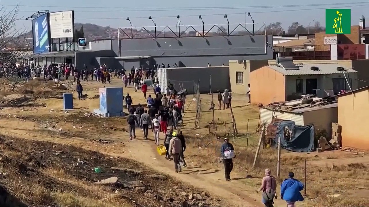 Continúan las protestas y los saqueos en Sudáfrica tras la detención de Zuma.