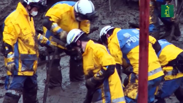 Socorristas buscan sobrevivientes tras deslizamiento de tierra en Japón
