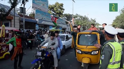 Manifestantes desafían a los talibanes ondeando la bandera afgana el Día de la Independencia