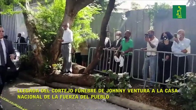Llegada del cortejo fúnebre de Johnny Ven­tura a la Casa Nacional de la Fuerza del Pueblo