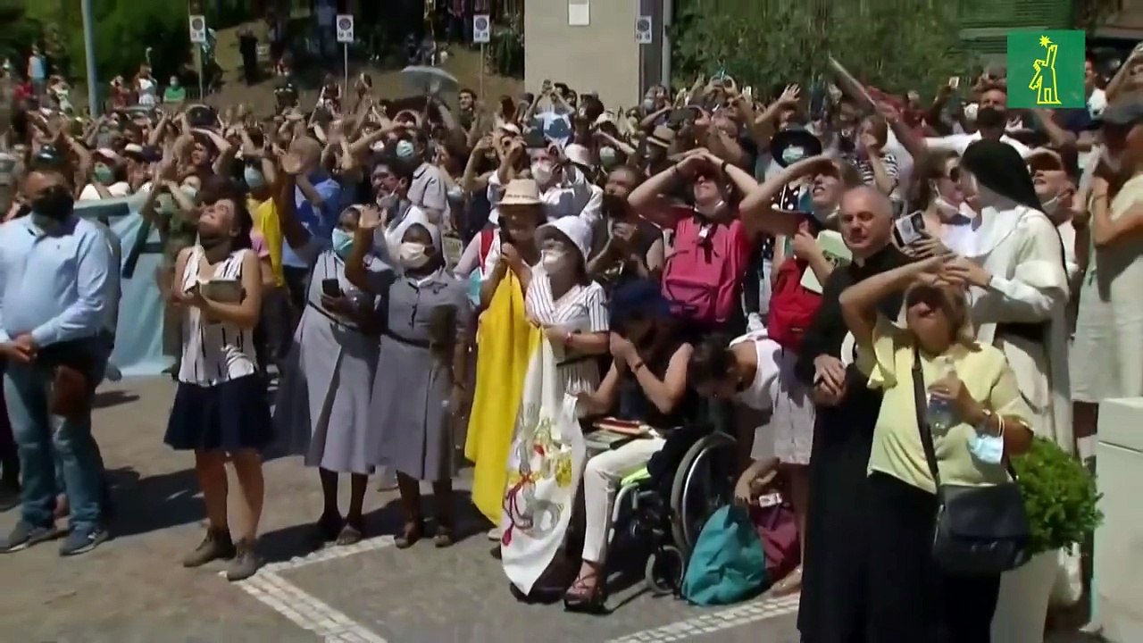 El papa saluda a los fieles desde su balcón del hospital