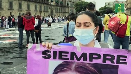 Familiares de desaparecidos protestan en el palacio presidencial de México