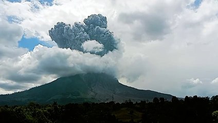 El volcán Sinabung de Indonesia entra en erupción