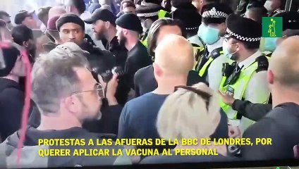 Protestas a las afueras de la BBC de Londres, por  querer aplicar la vacuna al personal