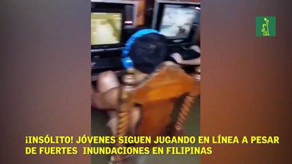 ¡Insólito! Jóvenes siguen jugando en línea a pesar de fuertes  inundación en Filipinas