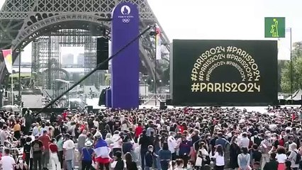 París recibe el relevo olímpico para los Juegos de 2024