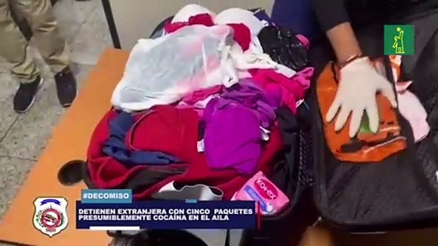 DNCD detiene a una extranjera en el AILA con cinco paquetes de presunta cocaína