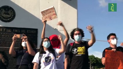 Salvadoreños protestan por fallo que habilita reelección de Bukele