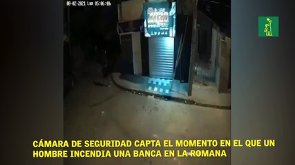 cámara de seguridad capta el momento en el que un  hombre incendia una banca en la romana