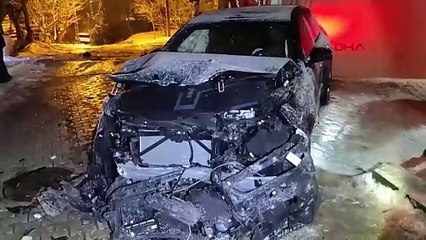 İstanbul-Beykoz'da buzlanan yolda kayan otomobil taksi ve 2 eve çarptı; kaza anı kamerada