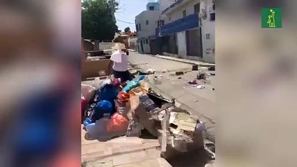 Presidente de junta de vecinos lanza basura en calle de San Pedro de Macorís