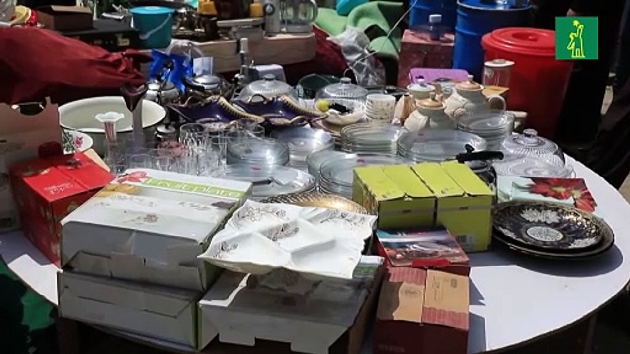 Los mercados de Kabul se llenan de enseres de afganos desesperados por huir o comer