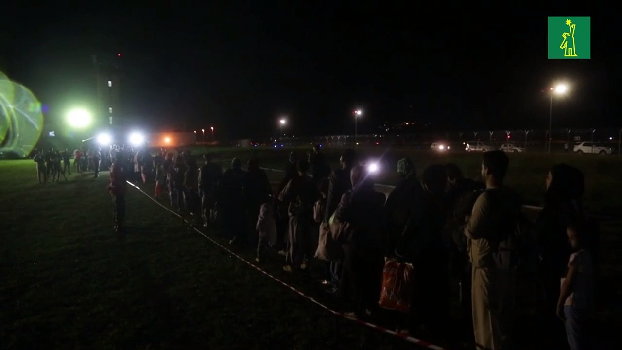 Llegan a Albania los primeros 121 refugiados afganos