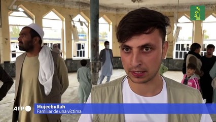 Familias entierran a sus muertos tras atentado contra mezquita chiita en Afganistán