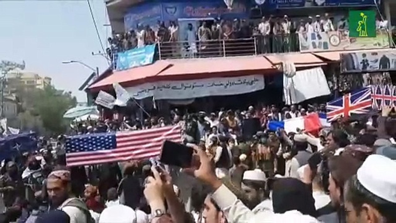 Los talibanes celebran con desfile de vehículos militares estadounidenses