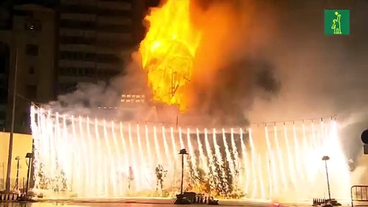 Valencia quema por fin sus Fallas de la pandemi...