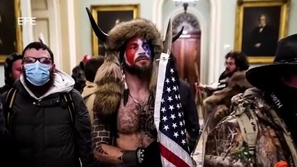 El asaltante del capitolio conocido como el "bisonte de QAnon" se declara culpable e irá a prisión
