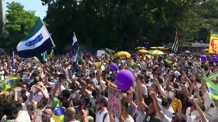 Cientos protestan contra Bolsonaro en Brasil tras semana de tensiones