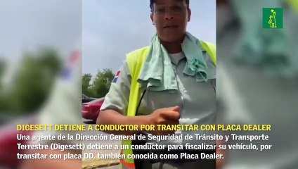 Un agente de la Digesett detiene a un conductor por transitar con Placa Dealer