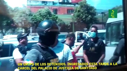 Un grupo de los detenidos, ingresados esta tarde a la cárcel del Palacio de Justicia de Santiago