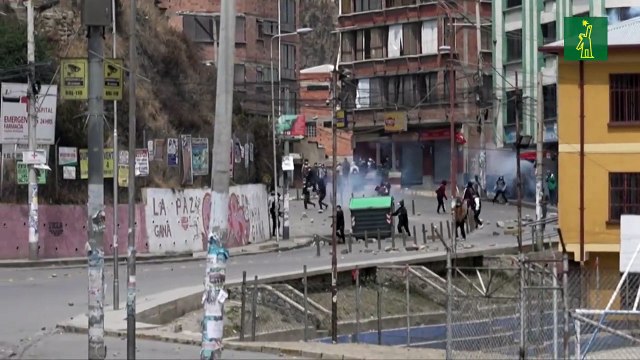 Cocaleros en Bolivia chocan nuevamente con la policía y queman patrullas