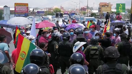 Policía reprime a sectores que bloquean calles en Bolivia